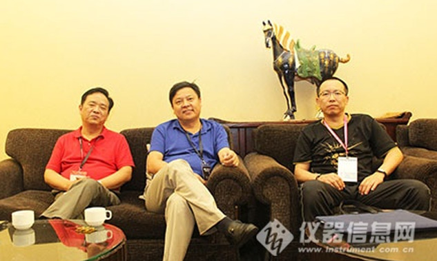 昆山市超聲儀器有限公司副總劉立人，在“專業(yè)教學實驗室建設(shè)”計劃項目中發(fā)表重要講話，并代表公司捐贈價值