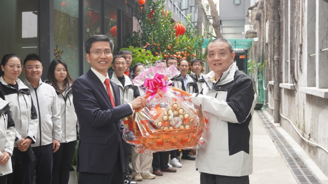 蛇接萬福 聚力向新——廣州輕工集團黨委副書記、工會主席朱英毅帶隊到新仕誠公司開展新春慰問活動